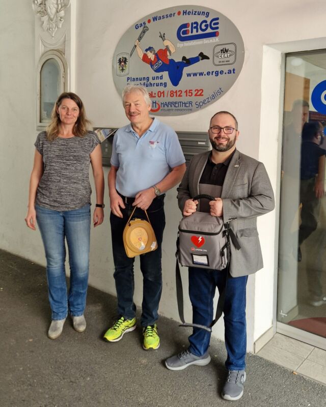 *** AUFFRISCHUNGSKURS ***

Vor kurzem fand bei der Firma Erge Installationen  in Wien ein Erste-Hilfe Auffrischungskurs für die rund 20 betrieblichen Ersthelfer statt. Dieser wurde von Dr. Dieter Eschberger abgehalten. Dabei konnte unser Bereichsleiter Armin Zormandan mit einer Station zum Thema Defibrillation unterstützen und den Mitarbeitern zudem neue AEDs vorführen. Die Fa. Erge setzt in Ihrem Betrieb bereits seit Jahren auf Laiendefis, vertrieben durch die Koloszar Medizintechnik GmbH. Wir bedanken uns für das Vertrauen und wünschen weiterhin alles Gute!

#lebensretter 
#erstehilfe 
#lebenretten 
#einfachlebenretten 
#aed 
#defibrillator 
#nieohnemeinteam 
#koloszarmedizintechnik